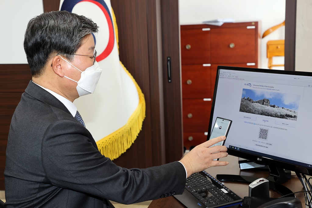 Minister Jeon Hae-Cheol demonstrates how to log into the business management system using a mobile public official ID card at his office in Government Complex Sejong 2 on the 13th. 