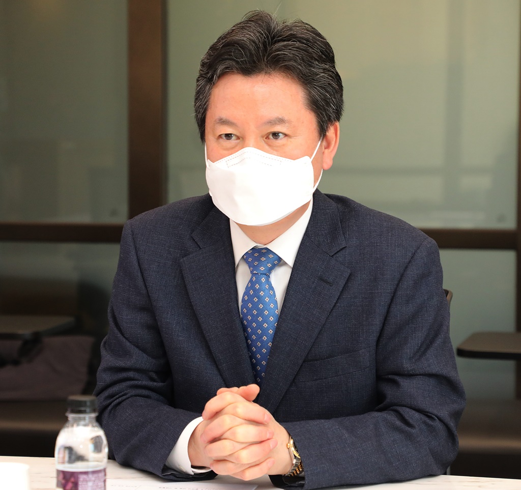 한창섭 정부혁신조직실장이 19일 오후 서울 강남구 N타워에서 열린   '행안부-네이버 전자증명서 이용 활성화를 위한 업무협약식'에 참석해 인사말을 하고 있다.