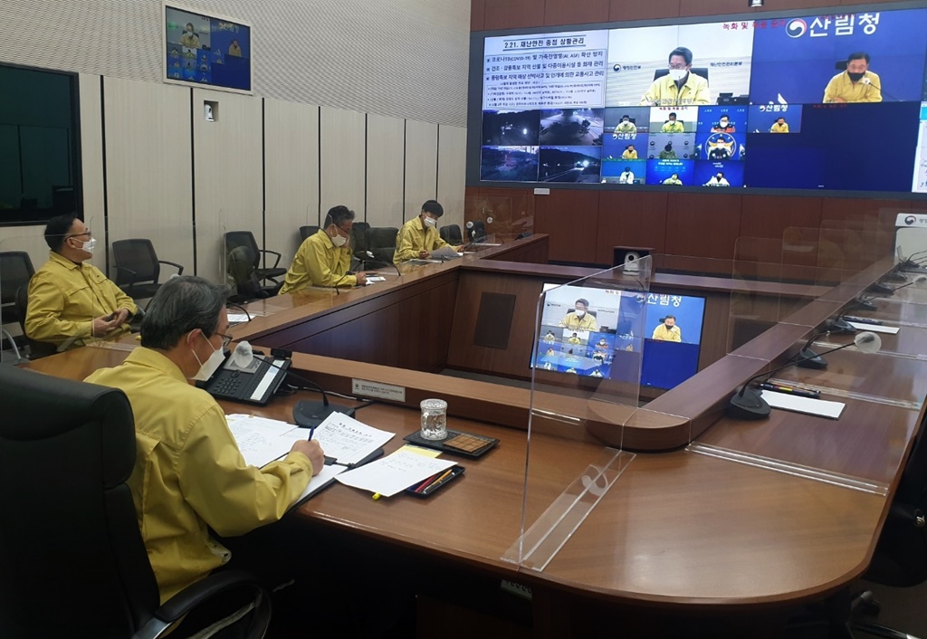 김희겸 재난안전관리본부장은 21일 저녁 세종시 정부세종2청사 중앙재난안전상황실에서 경북 안동°경남 하동 등 산불 관련 관계기관 긴급 영상 대책회의를 주재하고 있다.