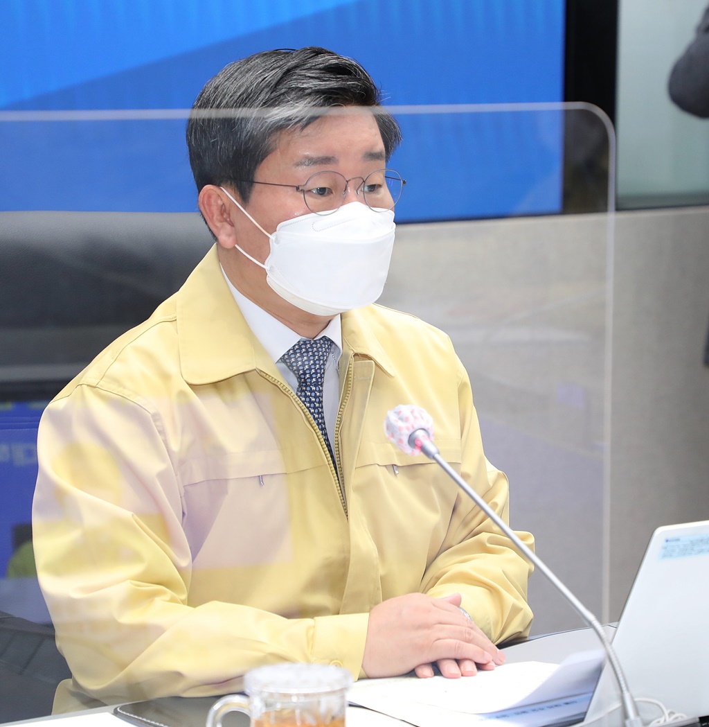전해철 중대본 제2차장(행정안전부 장관)이 22일 오전 서울 종로구 정부서울청사 서울상황센터에서 '코로나19 대응 중앙재난안전대책본부 회의' 에서 모두발언을 하고 있다.