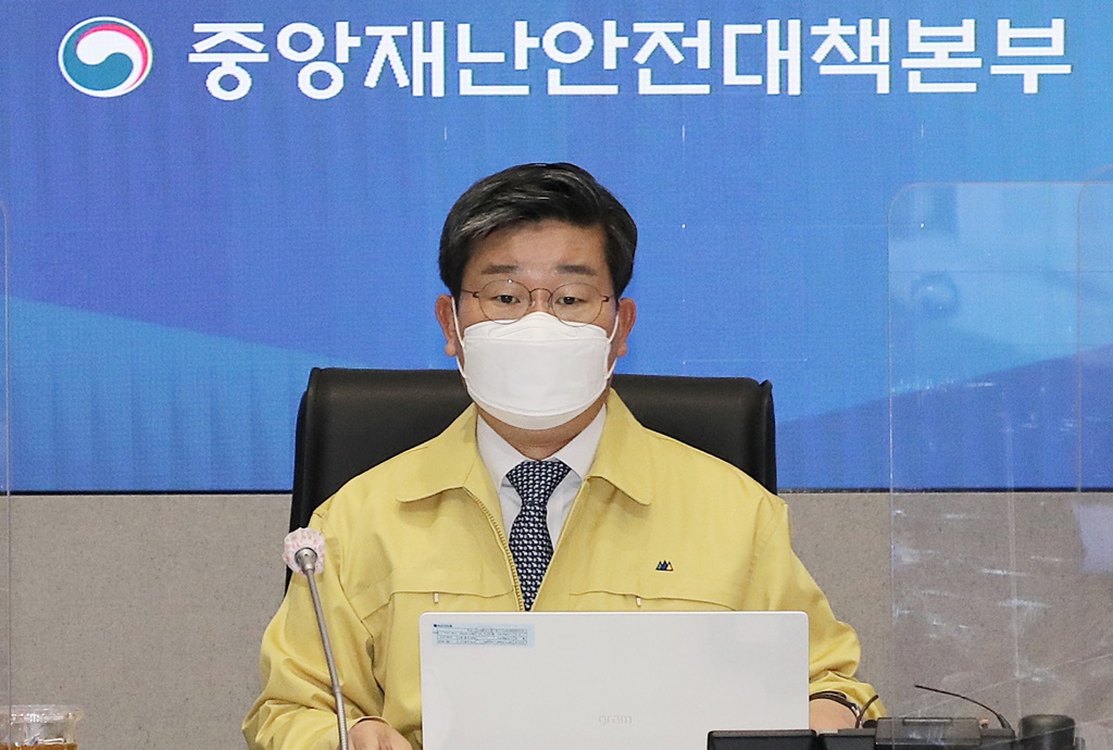 전해철 중대본 제2차장(행정안전부 장관)이 22일 오전 서울 종로구 정부서울청사 서울상황센터에서 '코로나19 대응 중앙재난안전대책본부 회의' 에서 모두발언을 하고 있다.