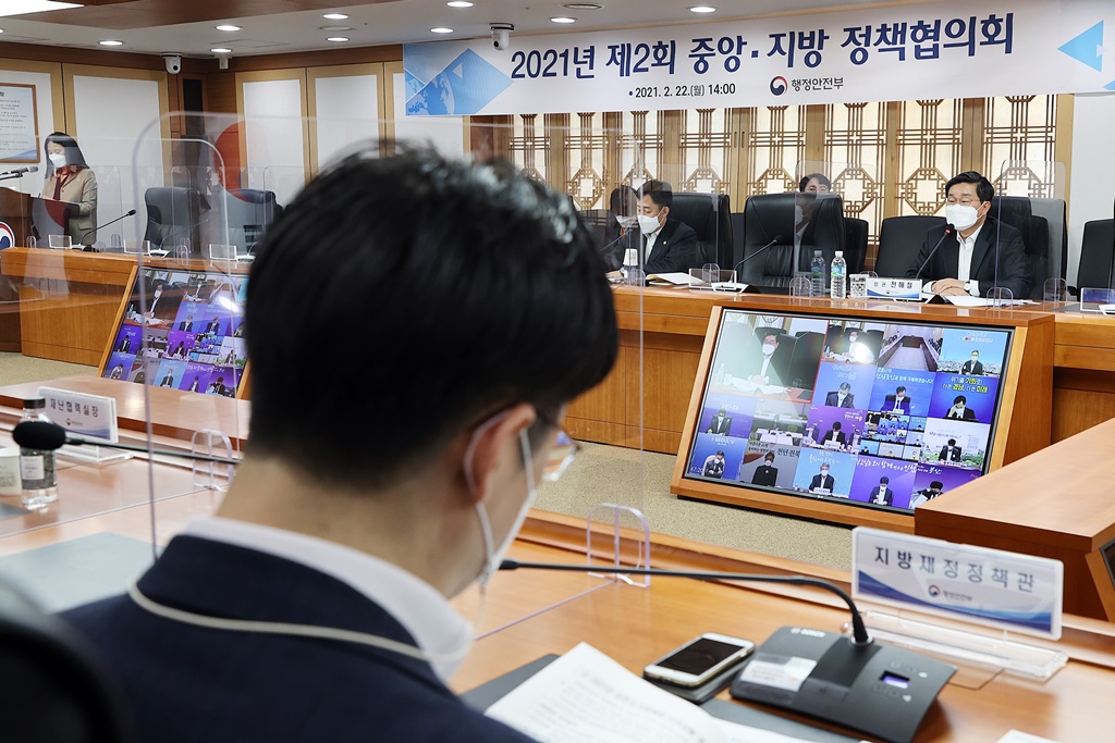 전해철 장관이 22일 오후 서울 세종대로 정부서울청사에서 코로나19 예방접종 시행 관련 및 아동학대 대응체계 강화방안 등에 대한 제2회 중앙-지방 정책협의회 영상회의를 주재하고 있다.