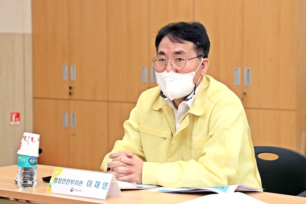 이재영 차관이 1일 오후 서울시 성동구 행당2동 주민센터를 찾아 재보궐 선거 추진현황을 청취하고 있다.