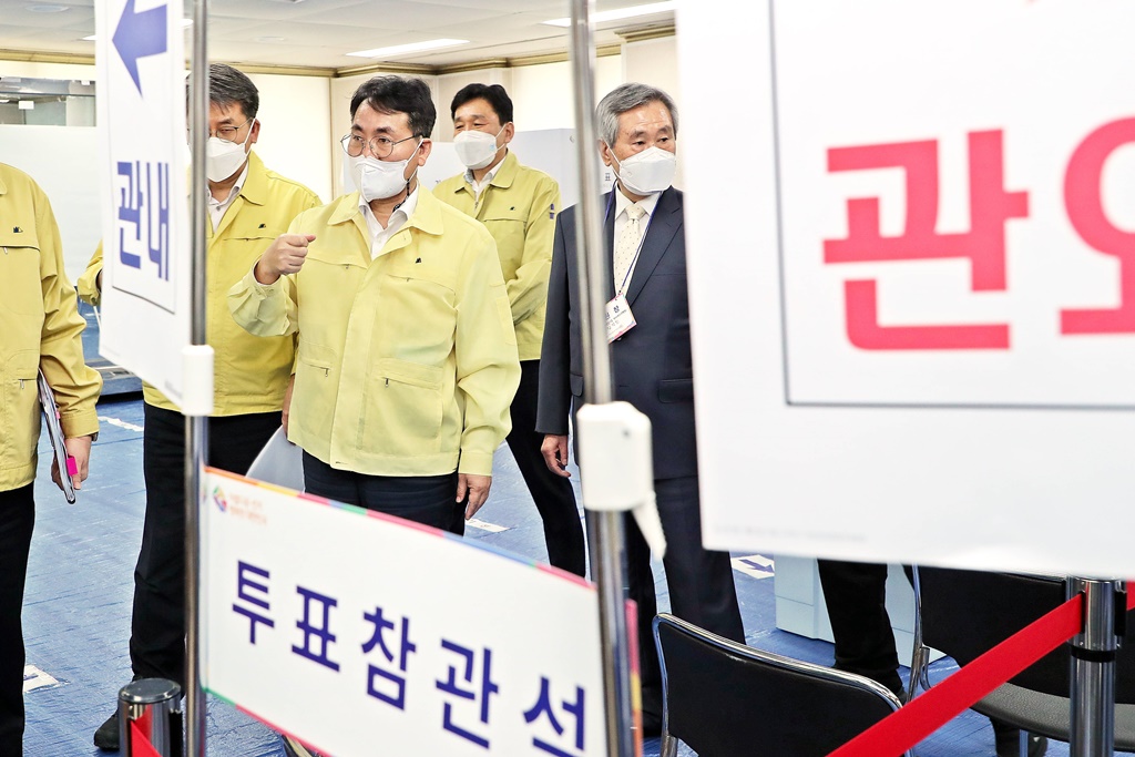 이재영 차관이 1일 오후 서울시 성동구 행당2동 주민센터를 찾아 재보궐 선거 사전투표소 설치현황과  방역상황을 살펴보고 있다.