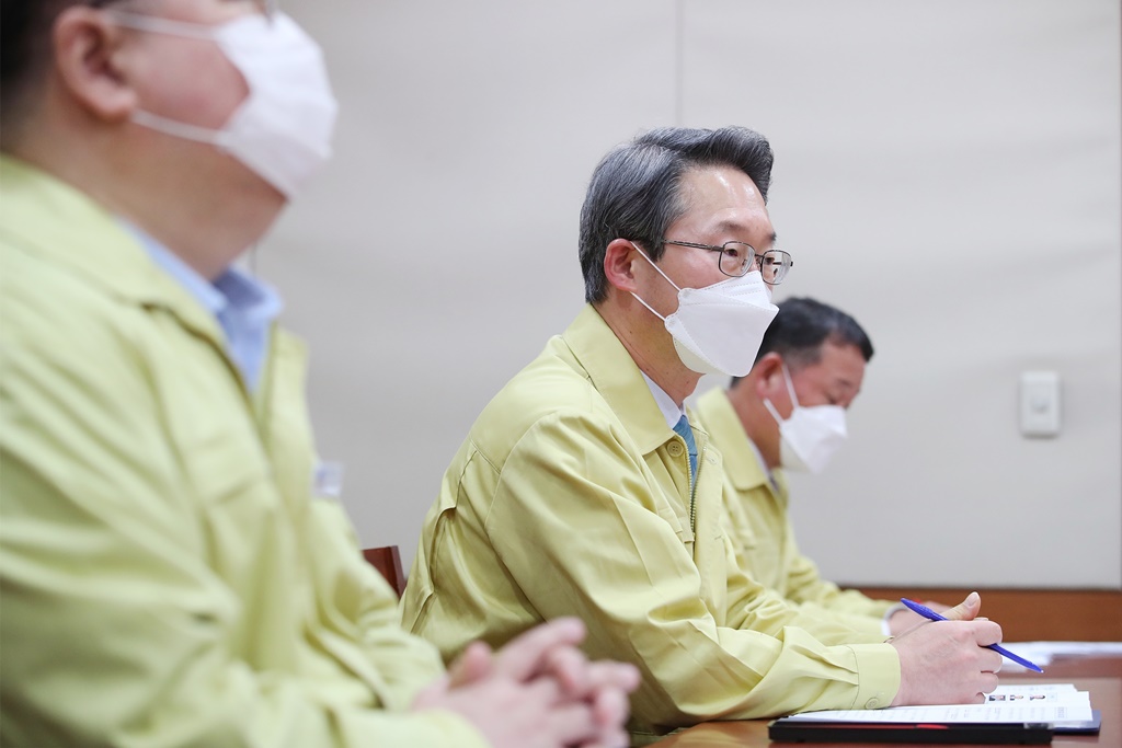 김희겸 재난안전관리본부장이 4.1부터 시작한 “75세 이상 코로나-19 백신접종”과 관련, 2일 오후 경기도 안양시 소재 백신 예방접종센터(안양체육관)을 방문하여 예방접종 상황 청취 및 간담회를 하고 있다