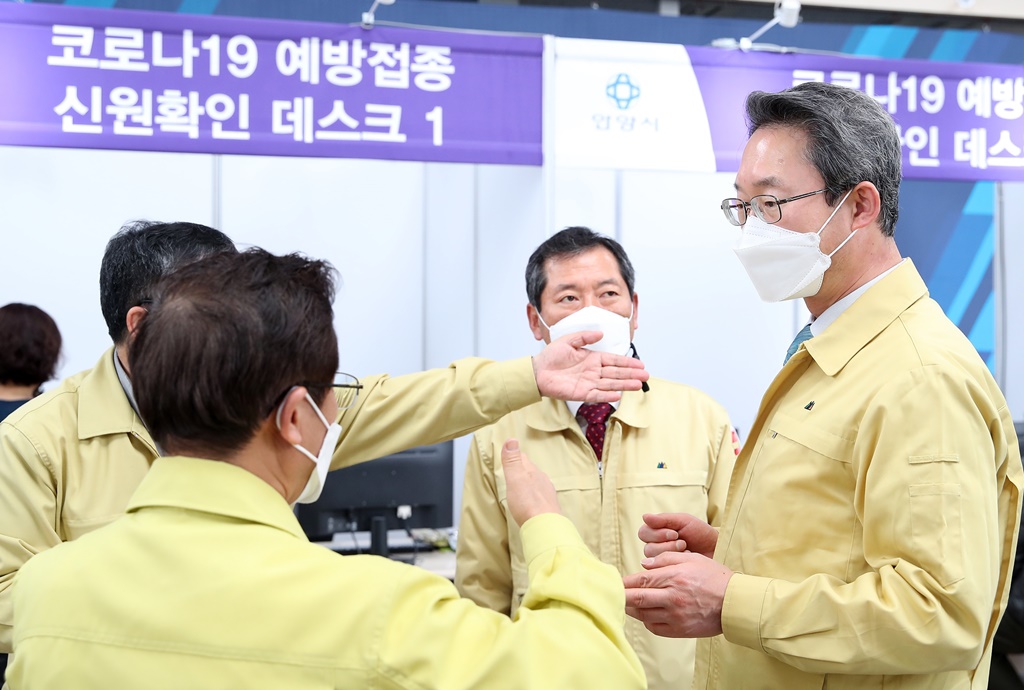 김희겸 재난안전관리본부장이 4.1부터 시작한 “75세 이상 코로나-19 백신접종”과 관련, 2일 오후 경기도 안양시 소재 백신 예방접종센터(안양체육관)을 방문하여 예방접종센터 시설점검(실내 빙상장 로비, 안양체육관 로비) 하고 있다