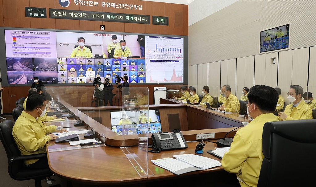 전해철 중대본 제2차장(행정안전부장관)이 일 5오전 세종시 정부세종2청사 중앙재난안전상황실에서 열린 '코로나19 대응 중앙재난안전대책본부 회의' 에서 모두발언을 하고 있다.