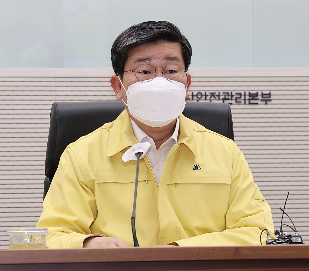 전해철 중대본 제2차장(행정안전부장관)이 일 5오전 세종시 정부세종2청사 중앙재난안전상황실에서 열린 '코로나19 대응 중앙재난안전대책본부 회의' 에서 모두발언을 하고 있다.