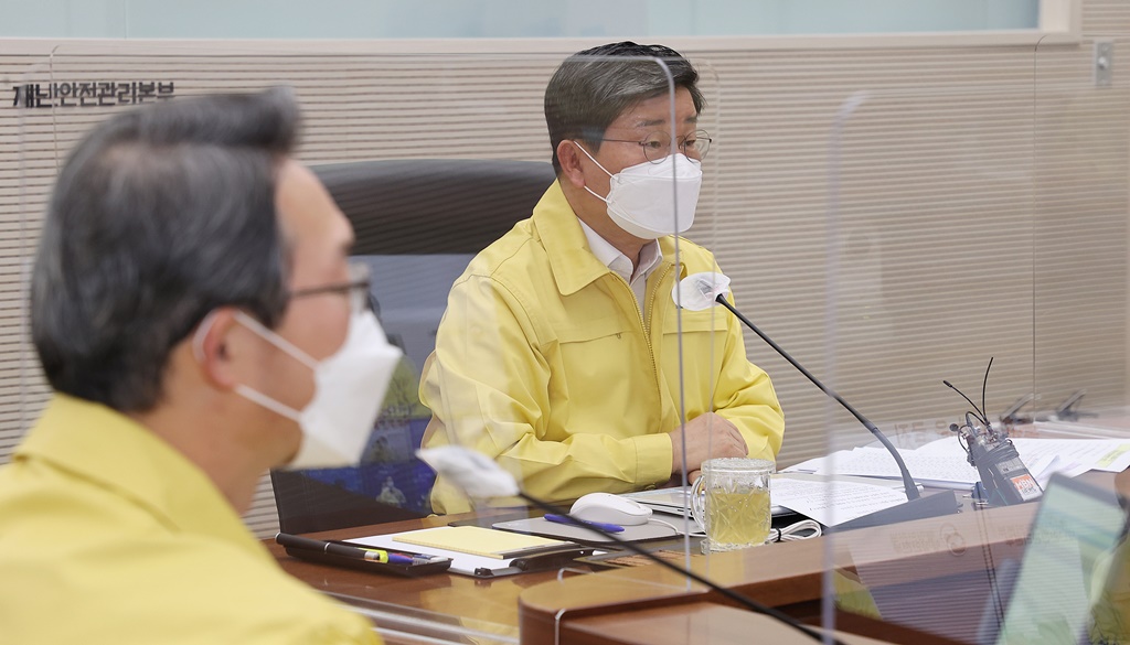 전해철 중대본 제2차장(행정안전부장관)이 일 5오전 세종시 정부세종2청사 중앙재난안전상황실에서 열린 '코로나19 대응 중앙재난안전대책본부 회의' 에서 모두발언을 하고 있다.
