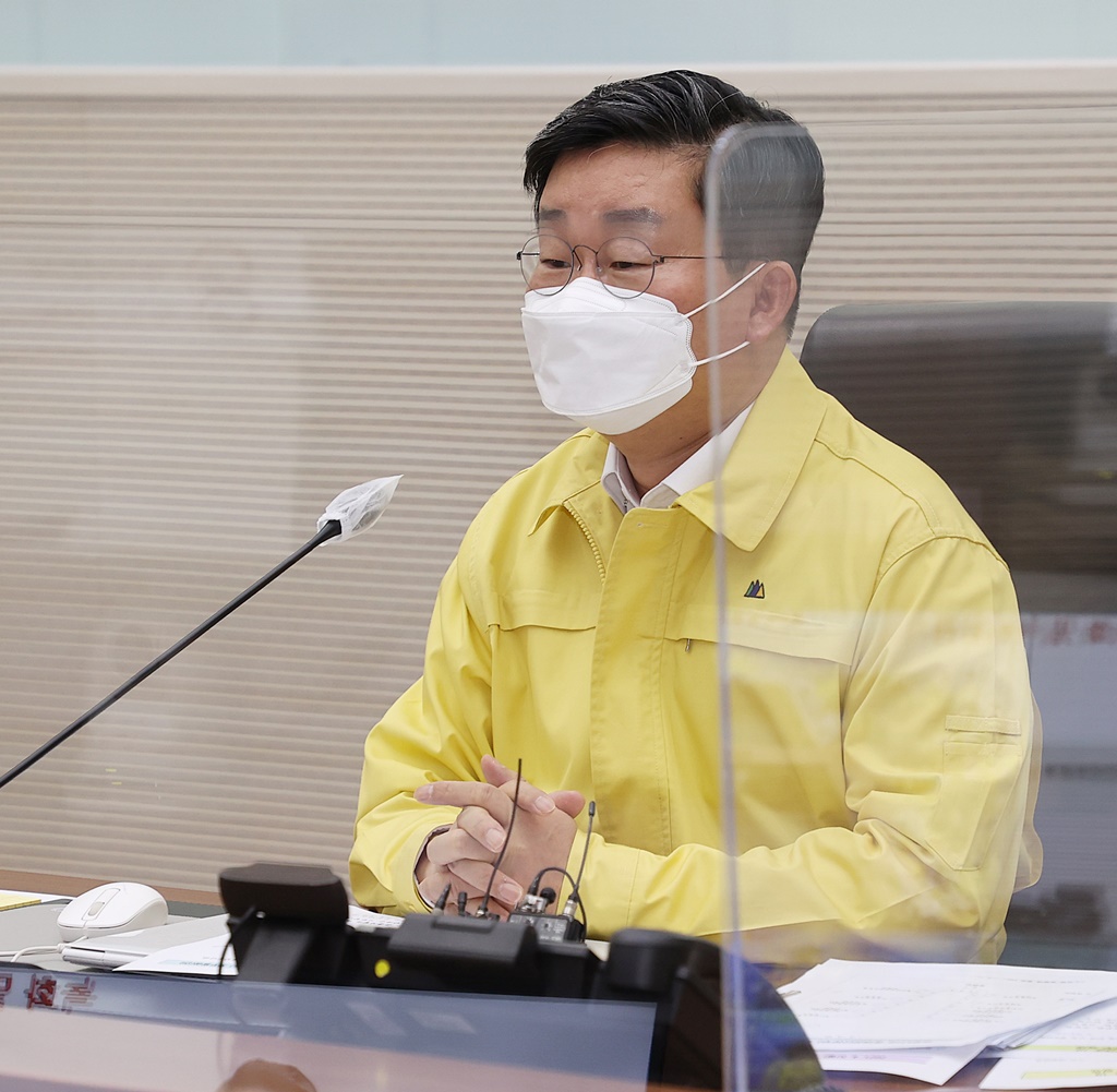 전해철 중대본 제2차장(행정안전부장관)이 일 5오전 세종시 정부세종2청사 중앙재난안전상황실에서 열린 '코로나19 대응 중앙재난안전대책본부 회의' 에서 모두발언을 하고 있다.