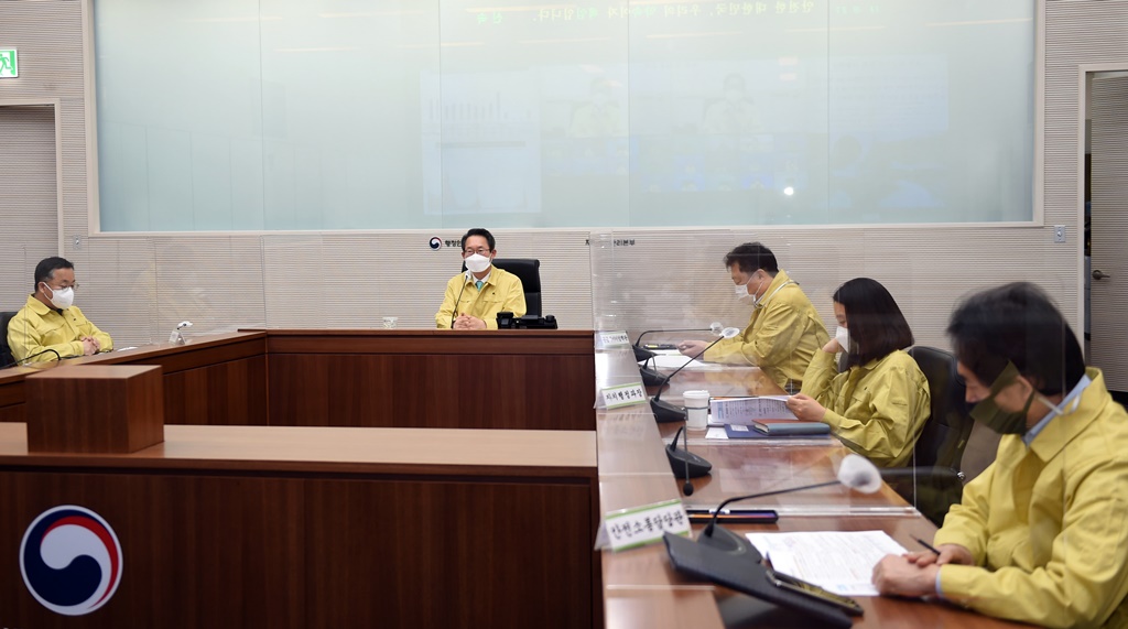 김희겸 재난안전관리본부장은 7일 오후 세종시 정부세종2청사 중앙재난안전상황실에서 '지자체(17개 시도 부단체장) 예방접종 추진상황 긴급 영상점검회의'를 주재하고 있다