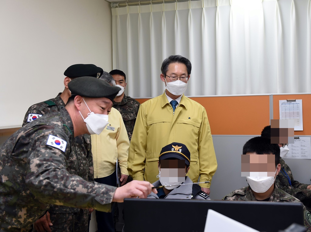 김희겸 재난안전관리본부장이 4.1부터 시작한 “75세 이상 코로나-19 백신접종”과 관련하여 9일 오후 경북 영천시 소재 백신 예방접종센터(영천생활체육관)을 방문하여 관제실을 점검하고 있다
