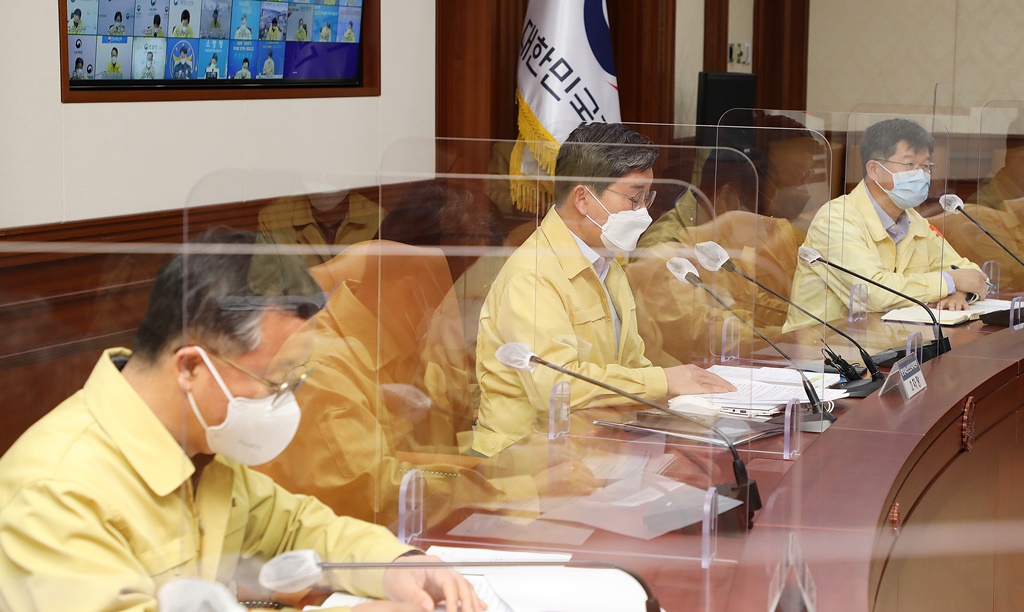전해철 중대본 제2차장(행정안전부장관)이 10일 오전 서울 종로구 정부서울청사 영상회의실에서 '코로나19 대응 중앙재난안전대책본부 회의' 에서 모두발언을 하고 있다.
