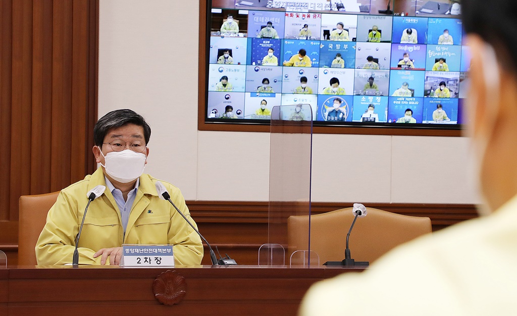 전해철 중대본 제2차장(행정안전부장관)이 10일 오전 서울 종로구 정부서울청사 영상회의실에서 '코로나19 대응 중앙재난안전대책본부 회의' 에서 모두발언을 하고 있다.