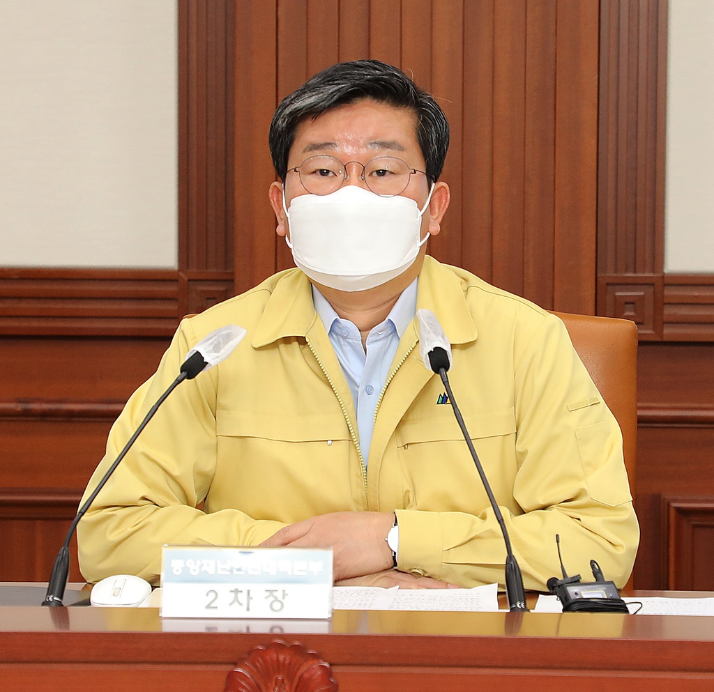 전해철 중대본 제2차장(행정안전부장관)이 10일 오전 서울 종로구 정부서울청사 영상회의실에서 '코로나19 대응 중앙재난안전대책본부 회의' 에서 모두발언을 하고 있다.