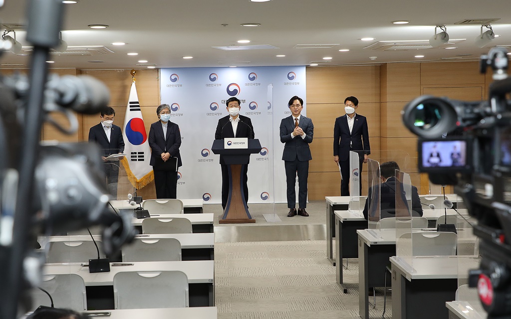 전해철 장관이 12일 오후 서울 종로구 세종대로 정부서울청사에서 '코로나19 대응 특별방역 점검 회의'관련 방역조치 이행력 강화방안에 대해 브리핑을 하고 있다.