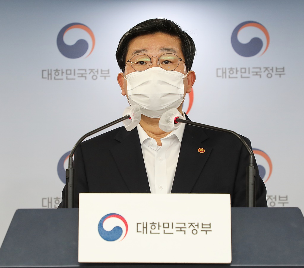 전해철 장관이 12일 오후 서울 종로구 세종대로 정부서울청사에서 '코로나19 대응 특별방역 점검 회의'관련 방역조치 이행력 강화방안에 대해 브리핑을 하고 있다.