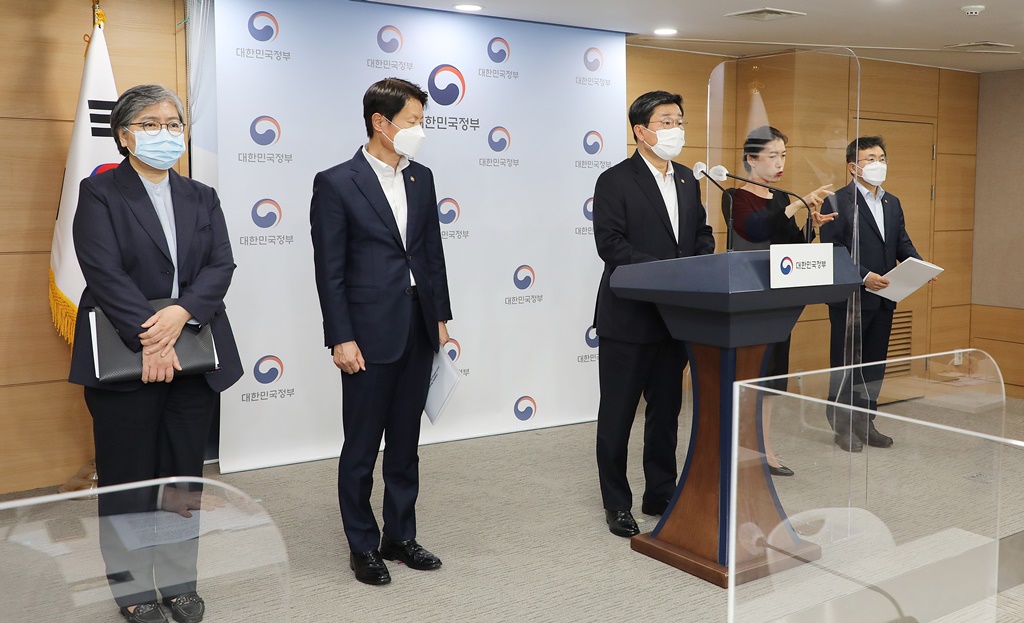 전해철 장관이 12일 오후 서울 종로구 세종대로 정부서울청사에서 '코로나19 대응 특별방역 점검 회의'관련 방역조치 이행력 강화방안에 대해 브리핑을 하고 있다.