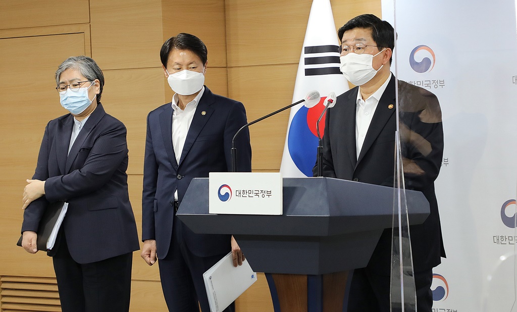 전해철 장관이 12일 오후 서울 종로구 세종대로 정부서울청사에서 '코로나19 대응 특별방역 점검 회의'관련 방역조치 이행력 강화방안에 대해 브리핑을 하고 있다.
