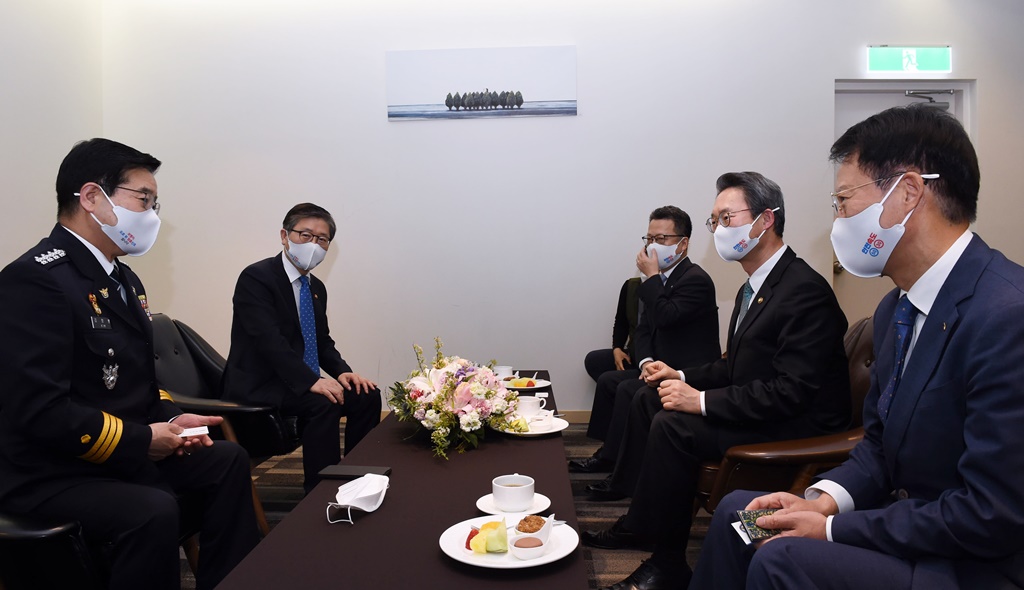 김희겸 재난안전관리본부장(오른쪽에서 두 번째)이 13일 오후 서울 삼성동 코엑스에서 열린 『안전속도 5030』 실천 선포식에 앞서 국토부 장관, 경찰청장 등 주요 관계자들과 환담을 나누고 있다.