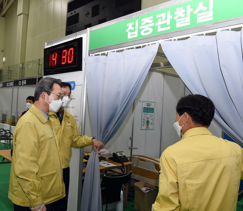 김희겸 재난안전관리본부장이 30일 오후 서울시 중랑구 소재 코로나-19 백신 예방접종센터(중량문화체육관)을 방문하여 백신 방역접종상황을 점검하고, 현장 관계자로부터 백신접종 진행사항에 대하여 설명을 듣고, 격려하였다.