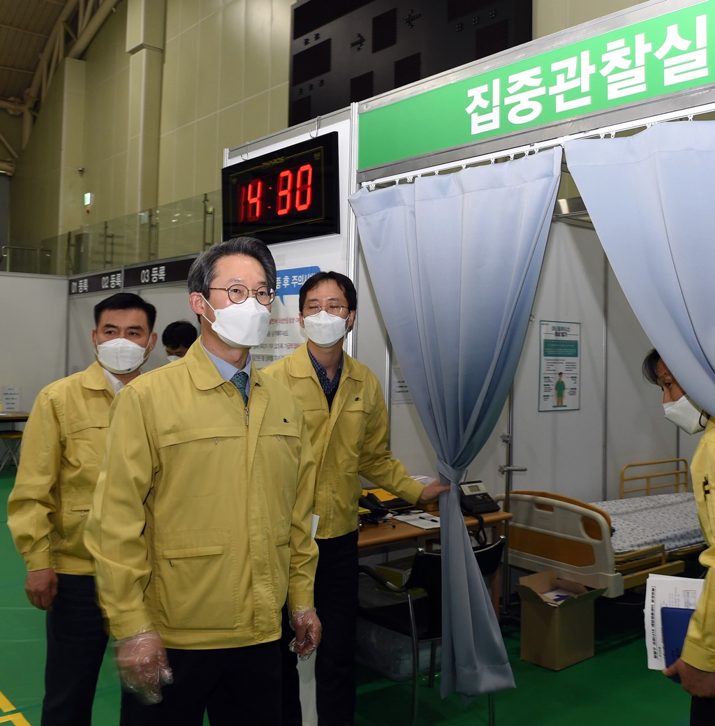 김희겸 재난안전관리본부장이 30일 오후 서울시 중랑구 소재 코로나-19 백신 예방접종센터(중량문화체육관)을 방문하여 백신 방역접종상황을 점검하고, 현장 관계자로부터 백신접종 진행사항에 대하여 설명을 듣고, 격려하였다.