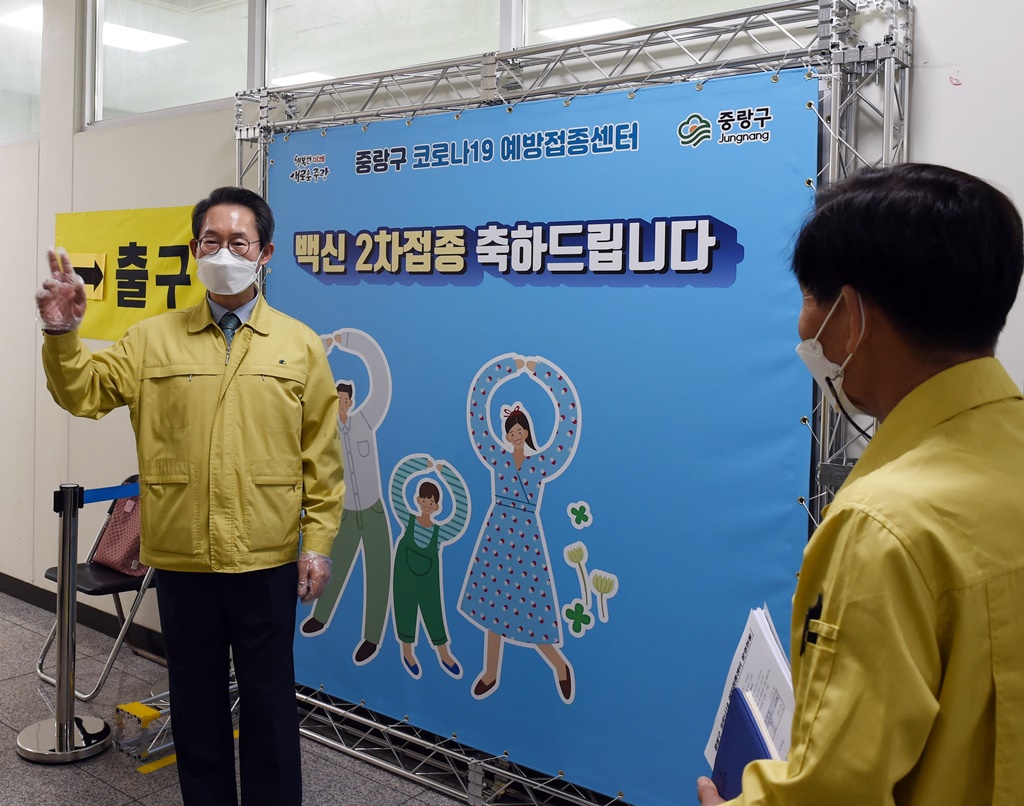 김희겸 재난안전관리본부장이 30일 오후 서울시 중랑구 소재 코로나-19 백신 예방접종센터(중량문화체육관)을 방문하여 백신 방역접종상황을 점검하고, 현장 관계자로부터 백신접종 진행사항에 대하여 설명을 듣고, 격려하였다.