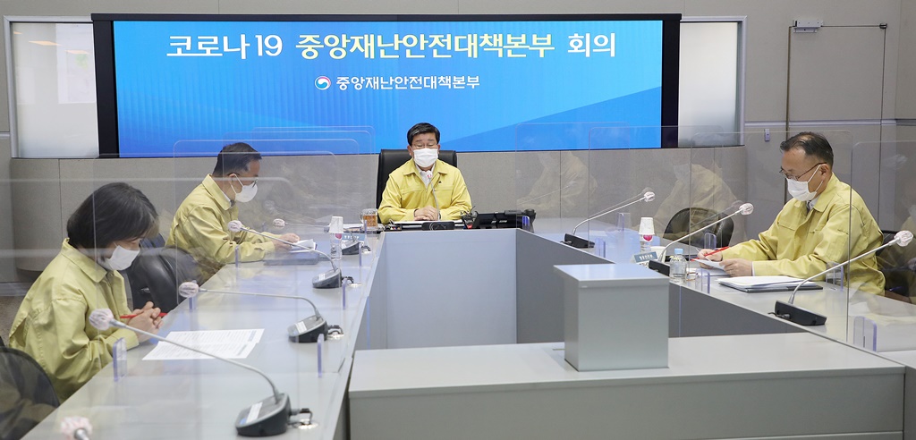 전해철 중앙재난안전대책본부 2차장(행정안전부 장관)이 4일 오전 서울 종로구 정부서울청사 서울상황센터에서 '코로나바이러스감염증-19 대응 중앙재난안전대책본부 회의' 회의에서 모두발언을 하고 있다.