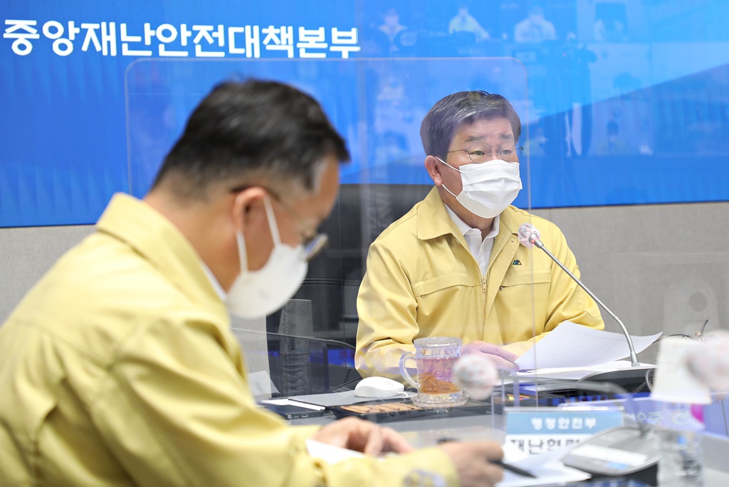 전해철 중앙재난안전대책본부 2차장(행정안전부 장관)이 4일 오전 서울 종로구 정부서울청사 서울상황센터에서 '코로나바이러스감염증-19 대응 중앙재난안전대책본부 회의' 회의에서 모두발언을 하고 있다.