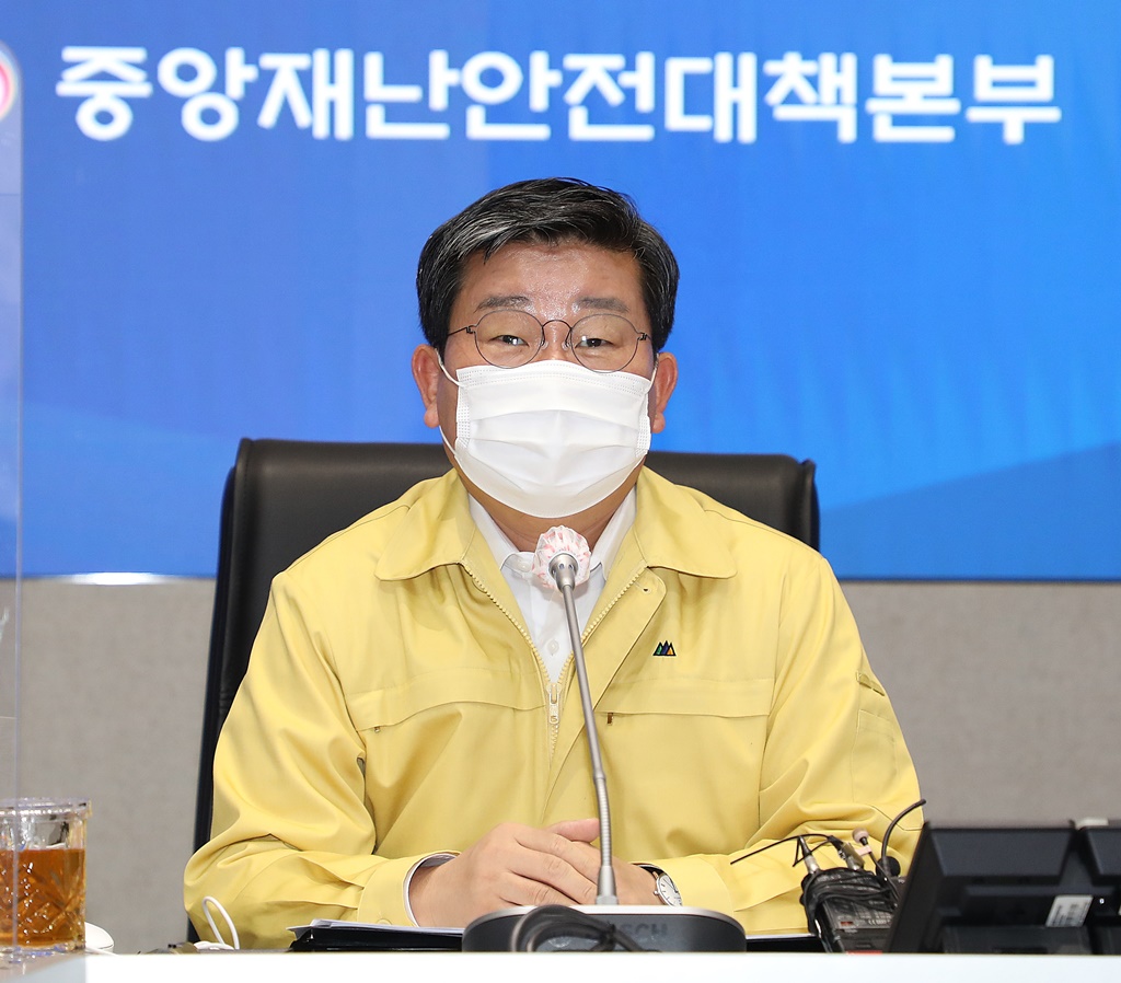 전해철 중앙재난안전대책본부 2차장(행정안전부 장관)이 4일 오전 서울 종로구 정부서울청사 서울상황센터에서 '코로나바이러스감염증-19 대응 중앙재난안전대책본부 회의' 회의에서 모두발언을 하고 있다.