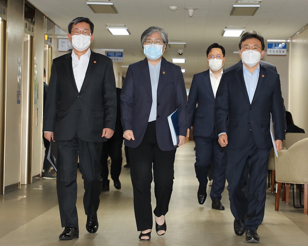 전해철  장관과 권덕철 보건복지부 장관, 정은경 질병관리청장이 3일 오후 정부서울청사에서 열린 '2차 코로나19 대응 특별방역점검회의' 결과 브리핑에 참석하고 있다. 