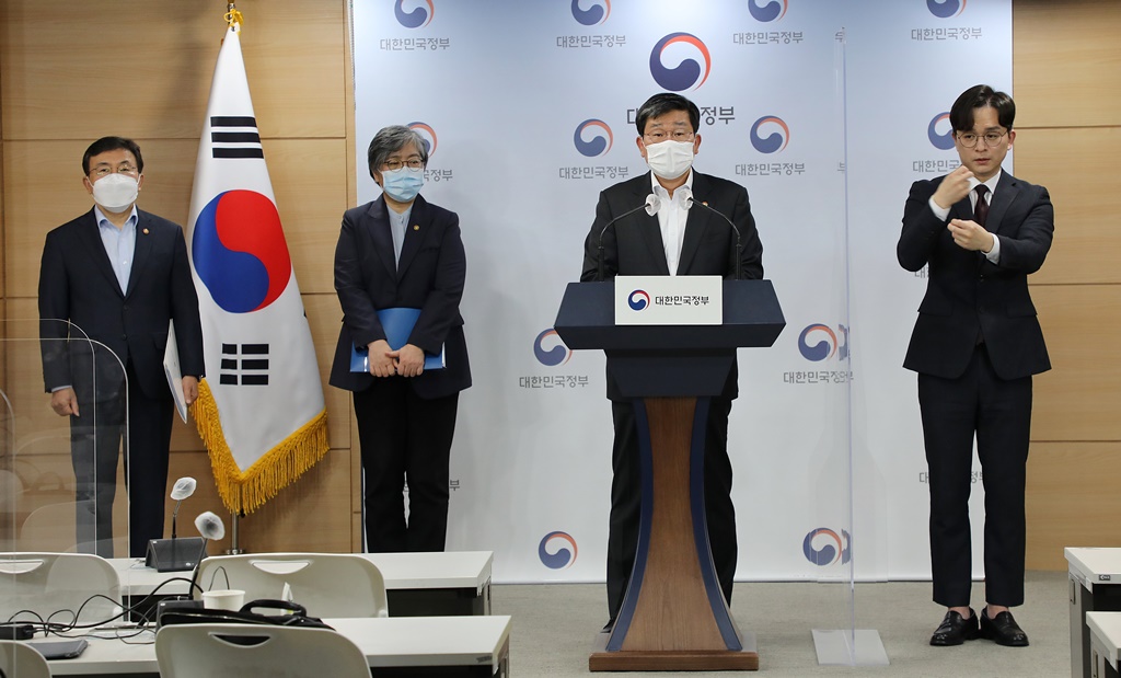 전해철 장관이 3일 오후 서울 종로구 세종대로 정부서울청사에서  ‘제2차 코로나 19 대응 특별방역점검회의’ 결과 브리핑을 하고 있다.