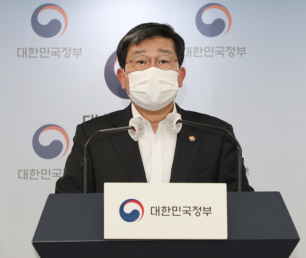 전해철 장관이 3일 오후 서울 종로구 세종대로 정부서울청사에서  ‘제2차 코로나 19 대응 특별방역점검회의’ 결과 브리핑을 하고 있다.
