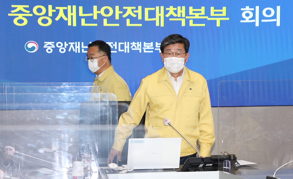전해철 중앙재난안전대책본부 2차장(행정안전부 장관)이  8일 오전 서울 종로구 정부서울청사 서울상황센터에서 열린 '코로나바이러스감염증-19 대응 중앙재난안전대책본부 회의'에  참석하고  있다.