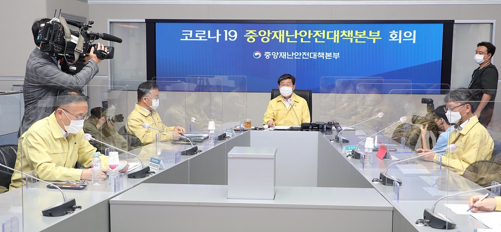 전해철 중앙재난안전대책본부 2차장(행정안전부 장관)이 8일 오전 서울 종로구 정부서울청사 서울상황센터에서 열린 '코로나바이러스감염증-19 대응 중앙재난안전대책본부 회의'에 회의에서 모두발언을 하고 있다.