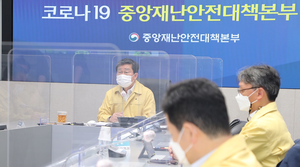 전해철 중앙재난안전대책본부 2차장(행정안전부 장관)이 8일 오전 서울 종로구 정부서울청사 서울상황센터에서 열린 '코로나바이러스감염증-19 대응 중앙재난안전대책본부 회의'에 회의에서 모두발언을 하고 있다.