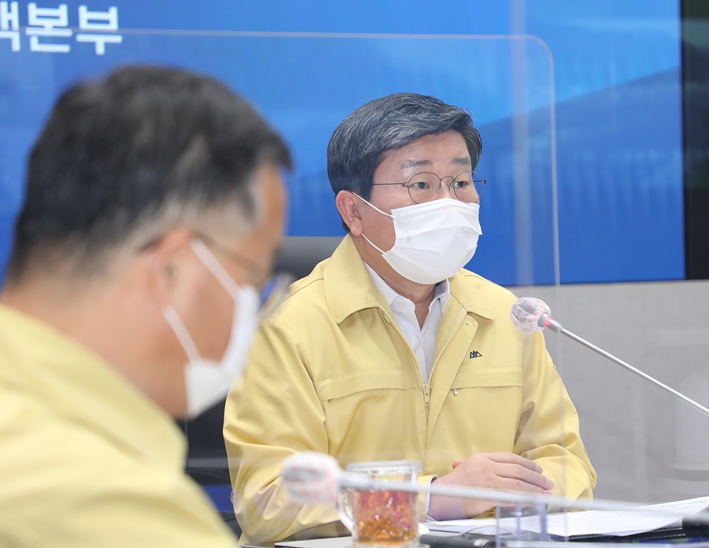 전해철 중앙재난안전대책본부 2차장(행정안전부 장관)이 8일 오전 서울 종로구 정부서울청사 서울상황센터에서 열린 '코로나바이러스감염증-19 대응 중앙재난안전대책본부 회의'에 회의에서 모두발언을 하고 있다.