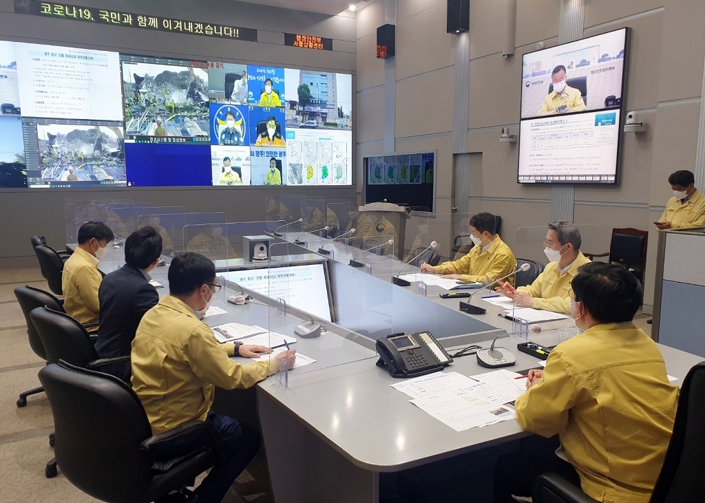 전해철 행정안전부 장관을 비롯한 관계자들이 9일 오후 정부서울청사 서울상황센터에서 광주광역시 동구 건축 붕괴사고와 관련해 긴급 대책 회의를 갖고, 소방․경찰 등 모든 가용자원을 총동원하여 매몰자 등 인명구조에 총력을 다할 것을 지시하고 있다