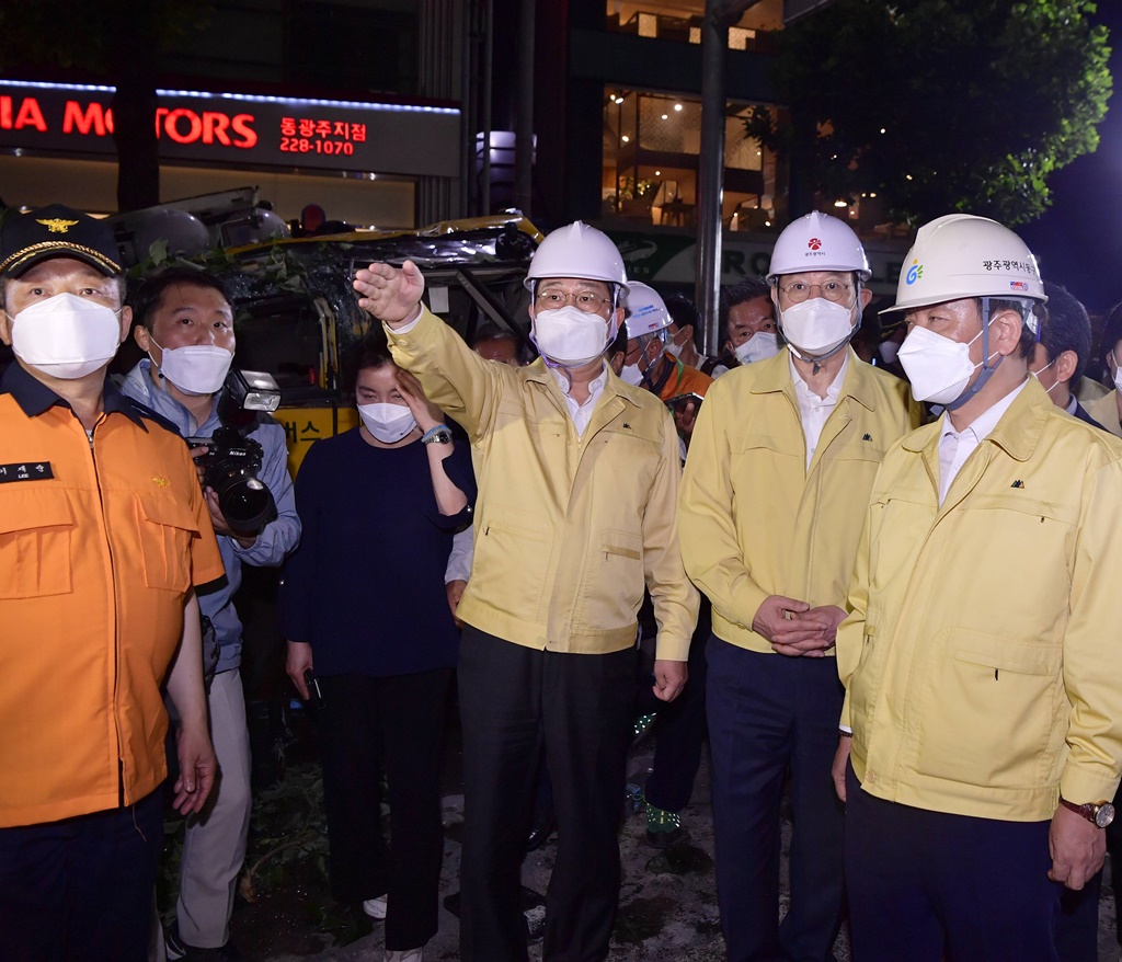  전해철 행정안전부 장관이 9일 밤 광주시 동구 학동 철거건물 붕괴 사고 현장을 찾아 사고 경위를 청취하며 구조 작업을 점검하고 있다.