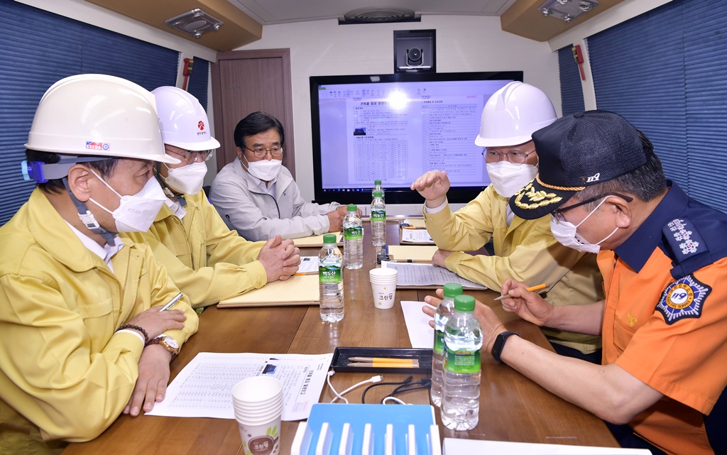 전해철 행정안전부 장관이 9일 밤 광주 동구 학동 철거건물 붕괴 사고 현장을 찾아 관계자들한 데 피해자 및 유가족 지원에 만전을 기해달라고 당부하고 있다.