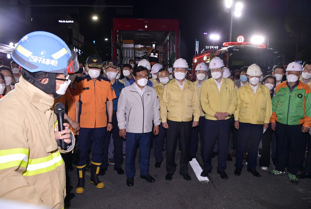 전해철 행정안전부 장관이 9일 밤 광주 동구 학동 철거건물 붕괴 사고 현장을 찾아 관계자들한 데 피해자 및 유가족 지원에 만전을 기해달라고 당부하고 있다.