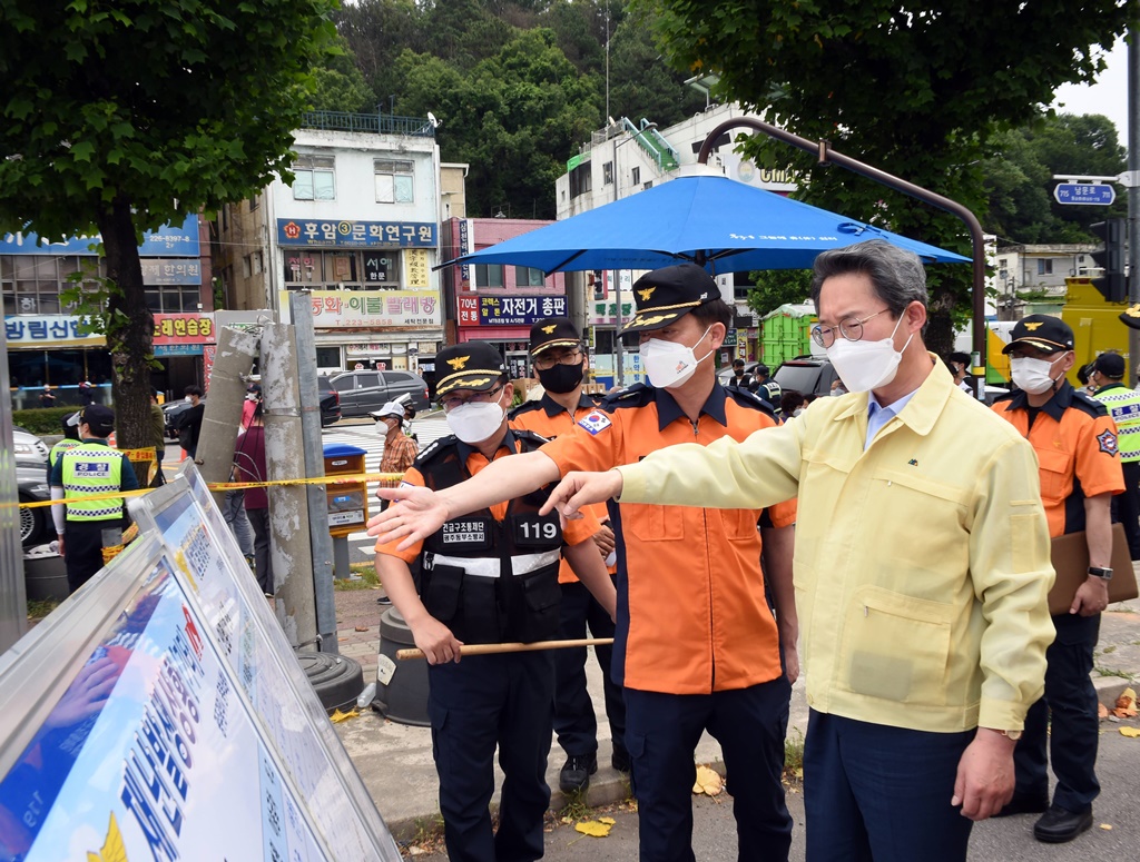 김희겸 행정안전부 재난안전관리본부장이 10일 오후 광주 동구, 건물 붕괴사고 현장을 찾아 관계자들과 함께 사고 피해현장을 둘러보고 있다.