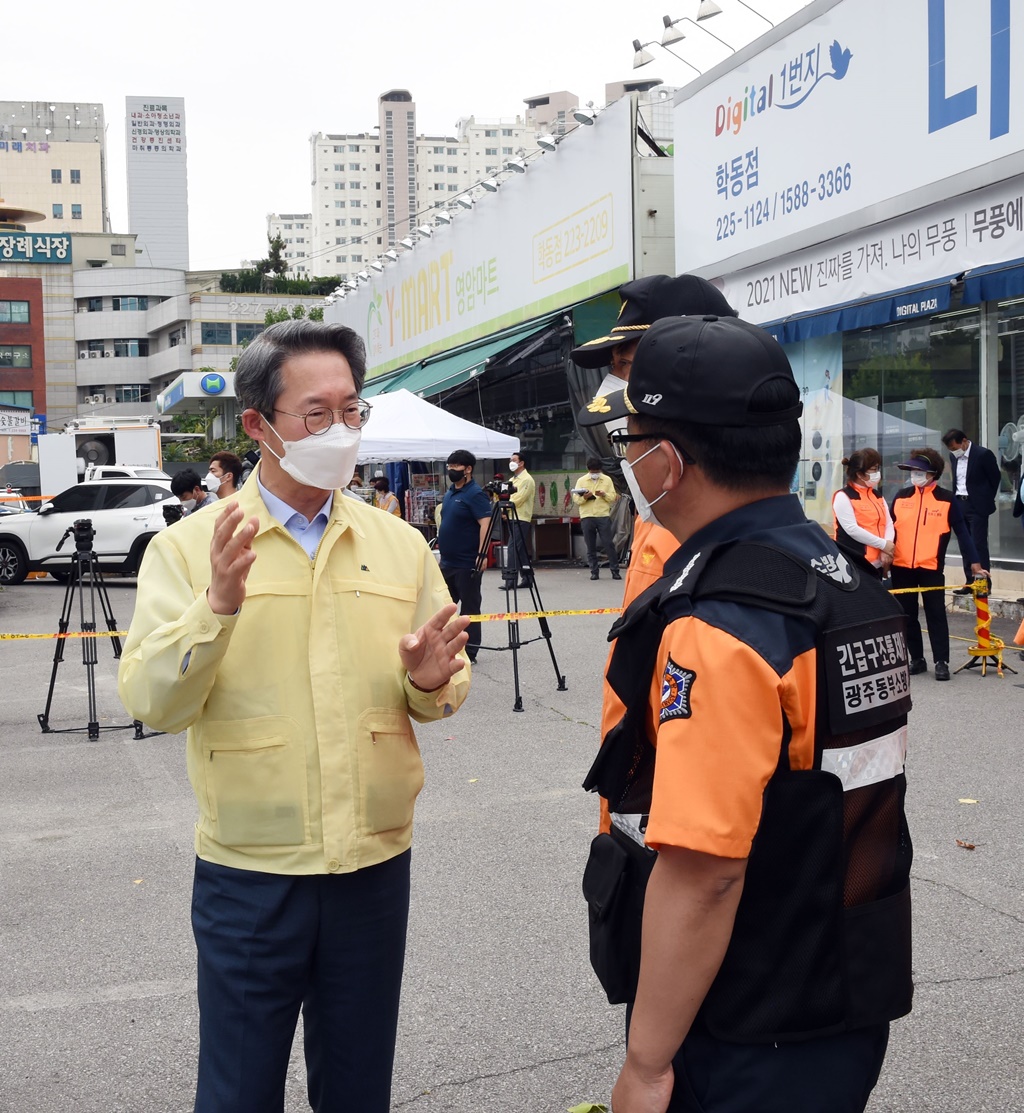 김희겸 행정안전부 재난안전관리본부장이 10일 오후 광주 동구, 건물 붕괴사고 현장을 찾아 관계자들과 함께 사고 피해현장을 둘러보고 있다.