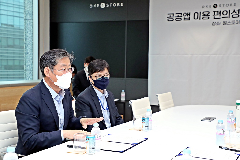 정선용 행정안전부 디지털정부국장이 17일 오후 경기도 성남시 분당구 판교역로 원스토어 회의실에서 열린 '공공앱 이용 편의성 향상을 위한 업무협약식'에 참석해 인사말을 하고 있다.