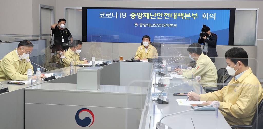 전해철 중앙재난안전대책본부 2차장(행정안전부 장관)이 18일 오전 서울 종로구 정부서울청사 서울상황센터에서 열린 '코로나바이러스감염증-19 대응 중앙재난안전대책본부 회의'에서 모두발언을 하고 있다.