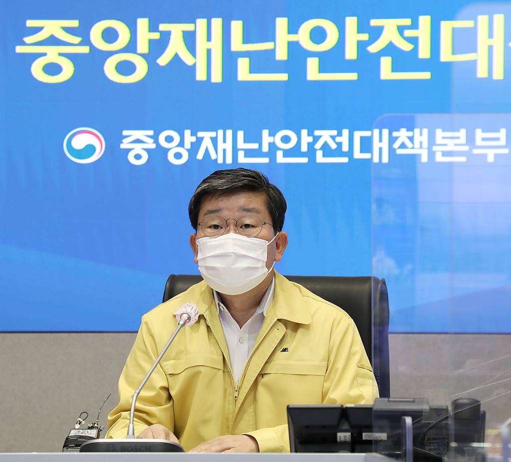전해철 중앙재난안전대책본부 2차장(행정안전부 장관)이 18일 오전 서울 종로구 정부서울청사 서울상황센터에서 열린 '코로나바이러스감염증-19 대응 중앙재난안전대책본부 회의'에서 모두발언을 하고 있다.