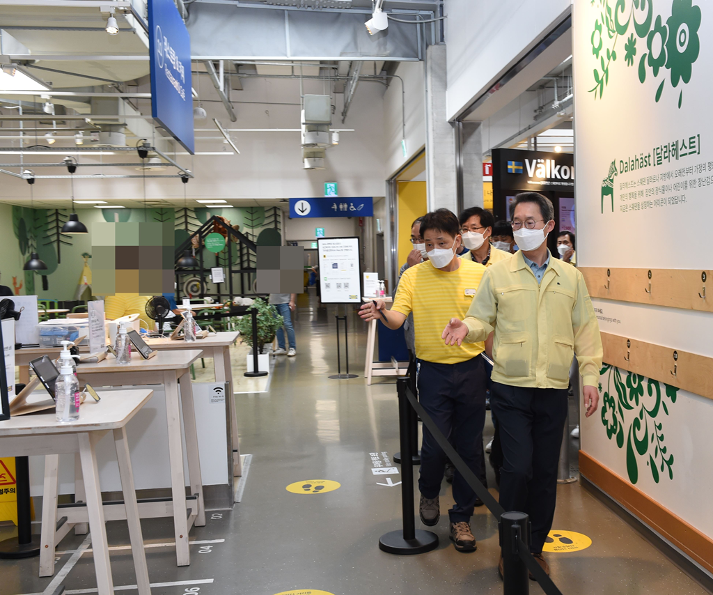 김희겸 행정안전부 재난안전관리본부장이 17일 오전 경기도 광명시 소재 다중이용시설(광명이케아)을 방문해 직원 및 이용객 방역준수 여부 점검 및 시설 내 방역관리 현황을 점검하고 있다.