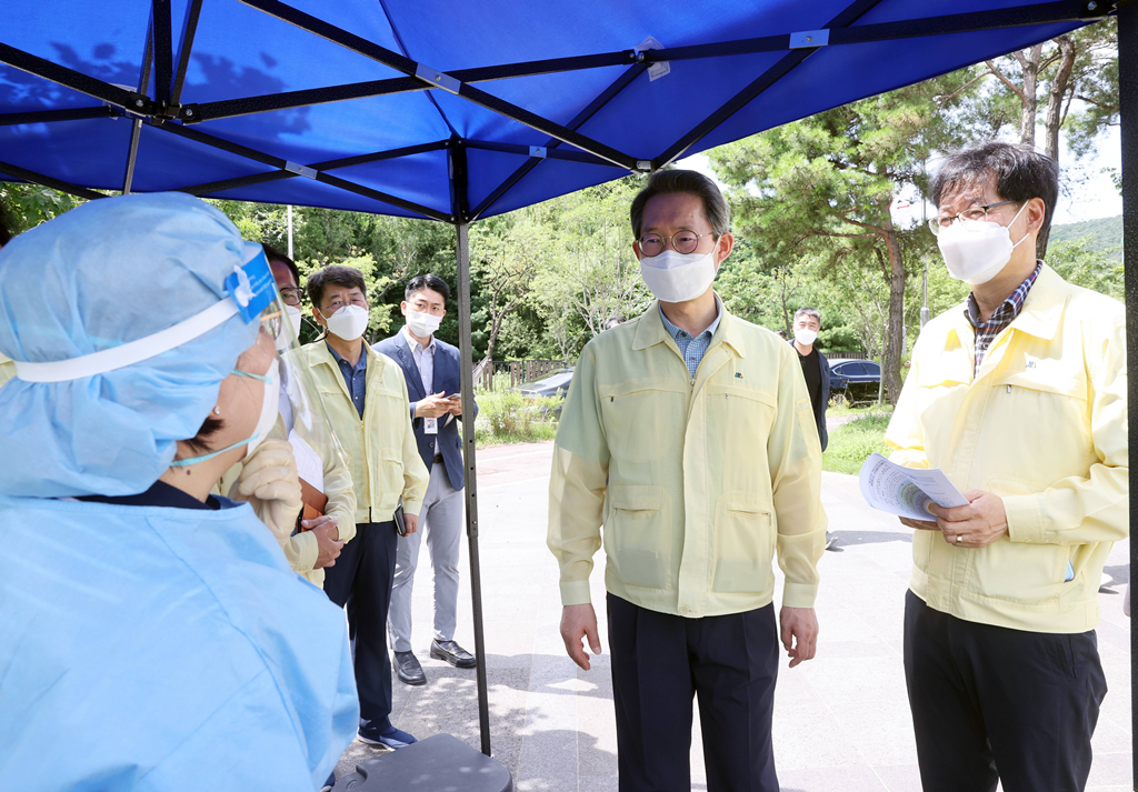 김희겸 행정안전부 재난안전관리본부장이 17일 오전 경기도 광명시 소재 임시선별진료소(충현역사공원)를 방문해 진료소 운영 및 방역관리 현황을 점검하고 있다.