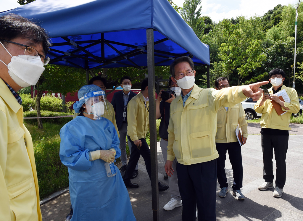 김희겸 행정안전부 재난안전관리본부장이 17일 오전 경기도 광명시 소재 임시선별진료소(충현역사공원)를 방문해 진료소 운영 및 방역관리 현황을 점검하고 있다.