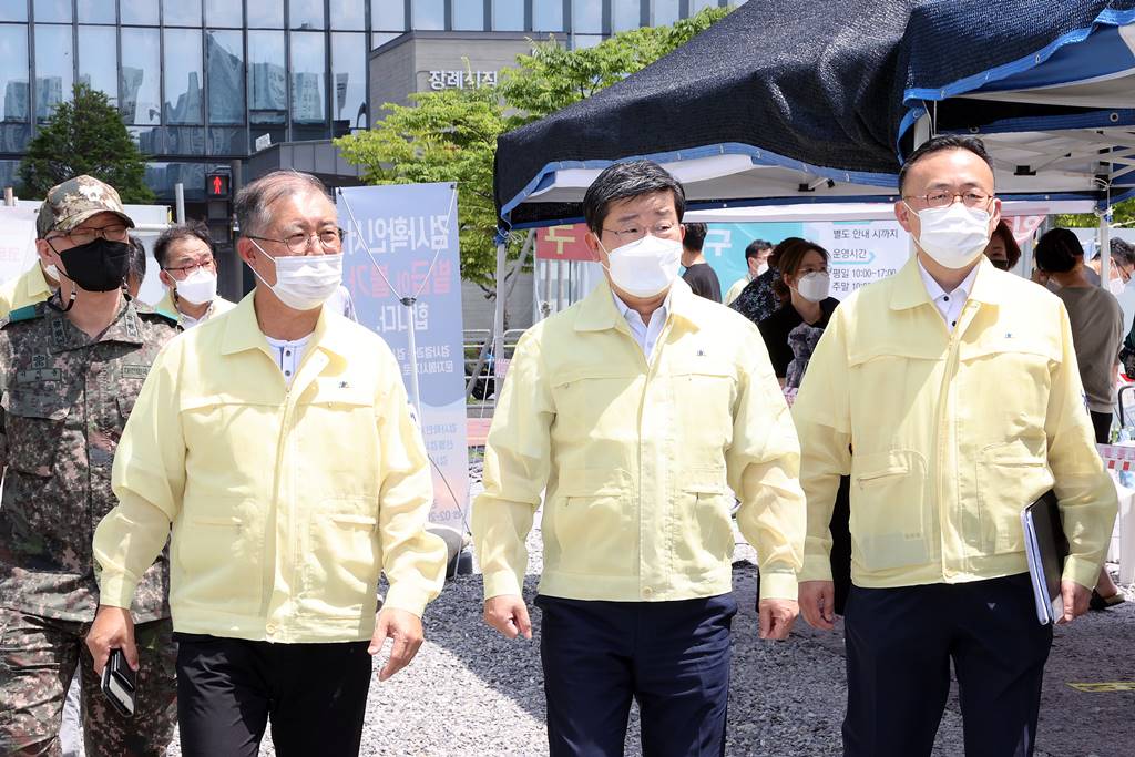 전해철 행정안전부장관이 최근 코로나19확산이 가속화됨에 따라 특별방역점검을 위해 18일 오후 서울시 강서구 임시선별검사소를 방문해 방역현황 및 운영상황 등을 점검하며 관계자들을 격려하고 있다.
